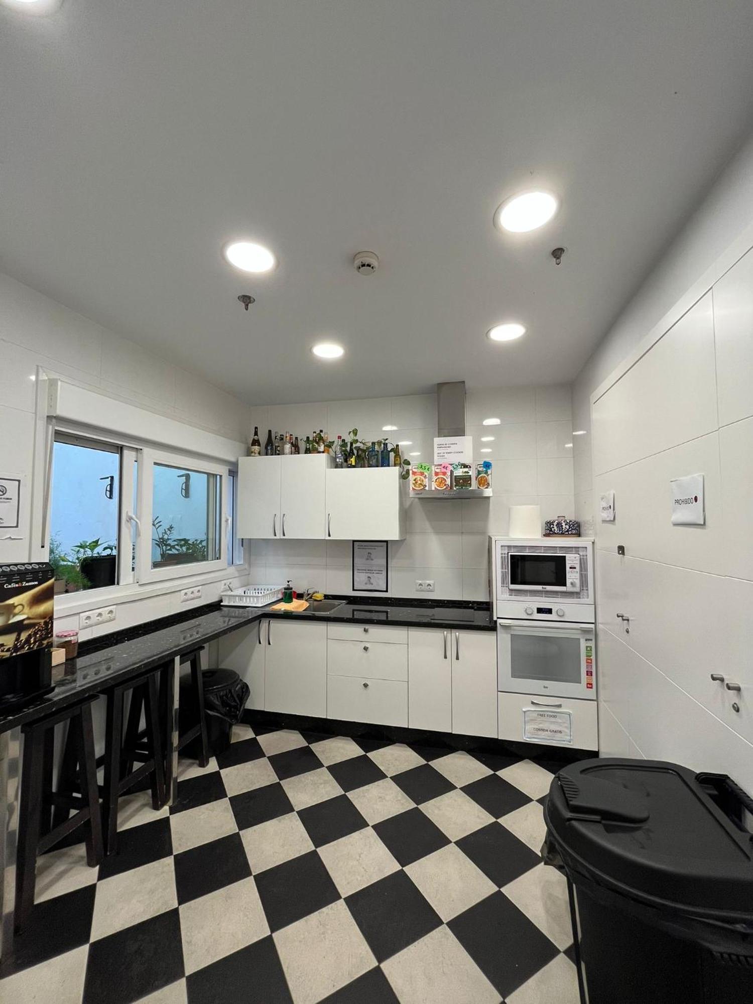 Hostel A2C (Adults Only) เซบีญา ภายนอก รูปภาพ