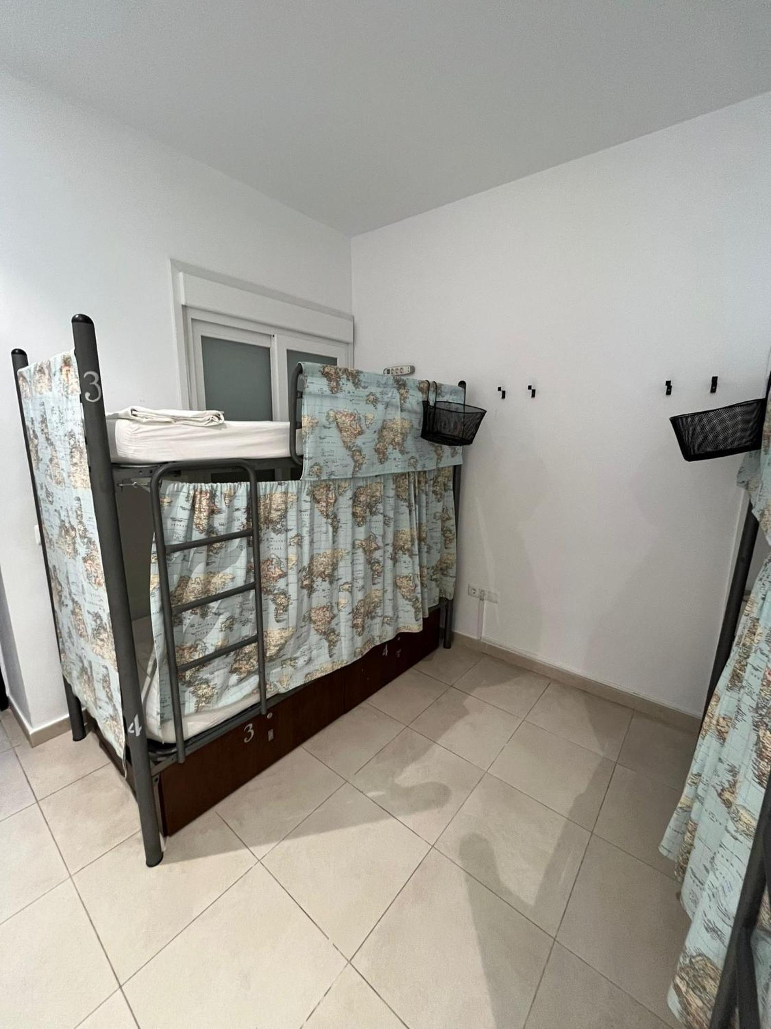 Hostel A2C (Adults Only) เซบีญา ภายนอก รูปภาพ