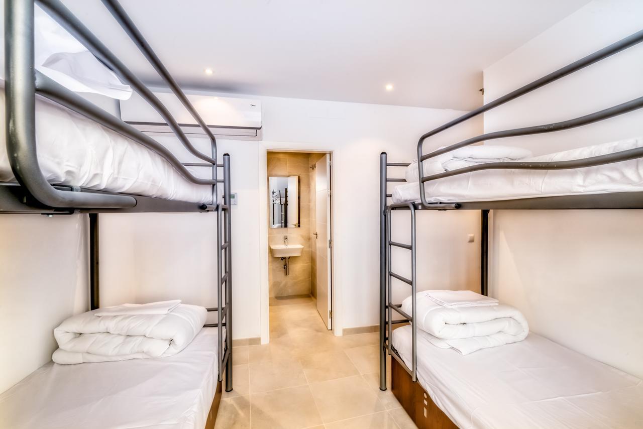 Hostel A2C (Adults Only) เซบีญา ภายนอก รูปภาพ